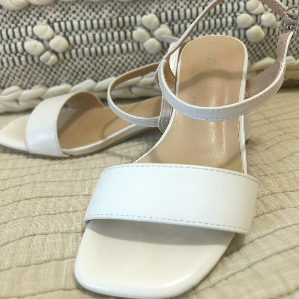 White low heel sandals 5.5